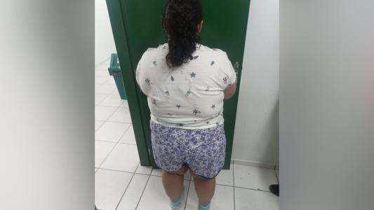 Mulher de 37 que 'fingia' ter 12 anos usava mamadeira, chupeta e enganou família por 14 meses