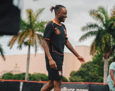 Madueke com o uniforme do Corinthians • Instagram/@SATSOCCER