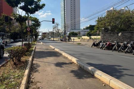 Ciclovia na parte mais alta da Avenida Afonso Pena, próximo à Praça da Bandeira