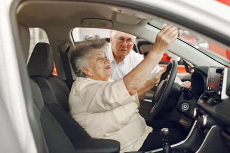 Nova lei para desconto de imposto em carros para idosos avança; veja regras