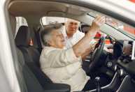 Projeto de lei prevê isenção de impostos em carros para idosos; conheça as regras em discussão