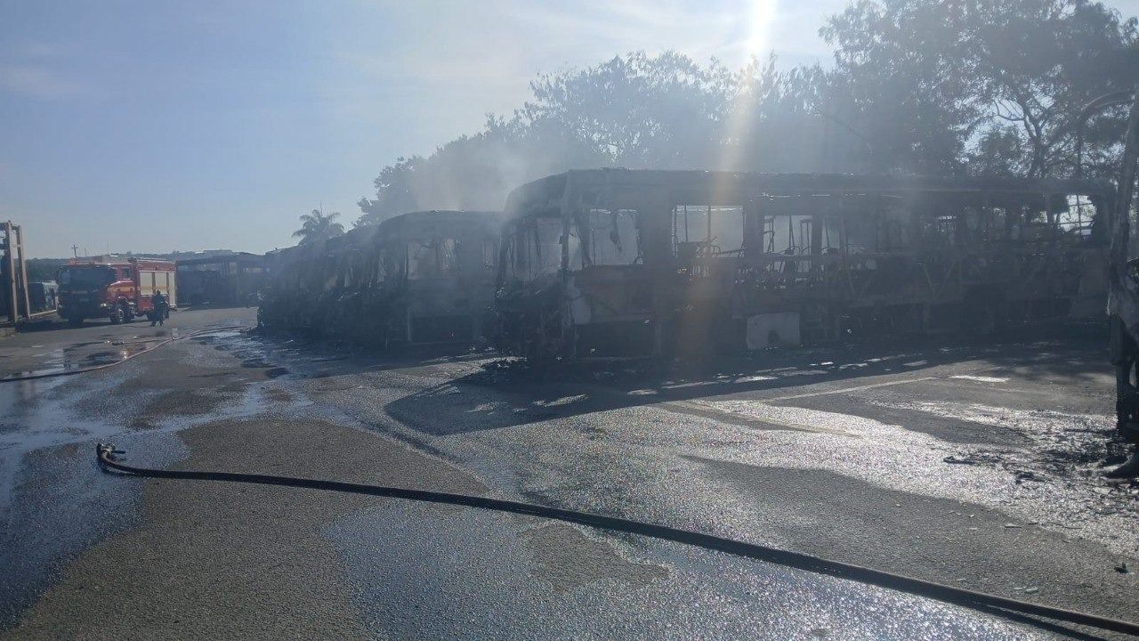 Estudantes relatam tensão durante incêndio que queimou ônibus em BH: 'Desesperador'