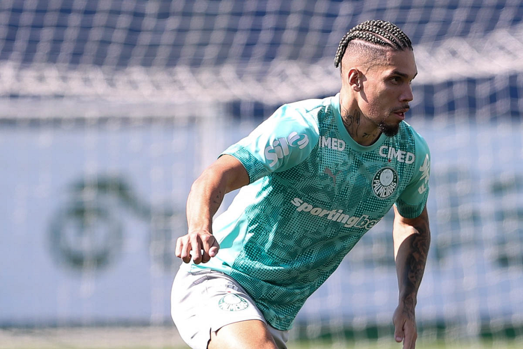 Paulinho se reapresenta antes do elenco do Palmeiras; veja vídeo