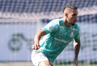 Paulinho tem nova lesão e desfalca Palmeiras contra o Vitória; veja detalhes