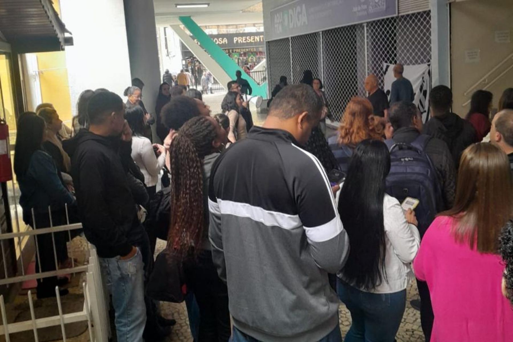 Trabalhadores terceirizados da Secretaria de Saúde protestam por falta de pagamentos
