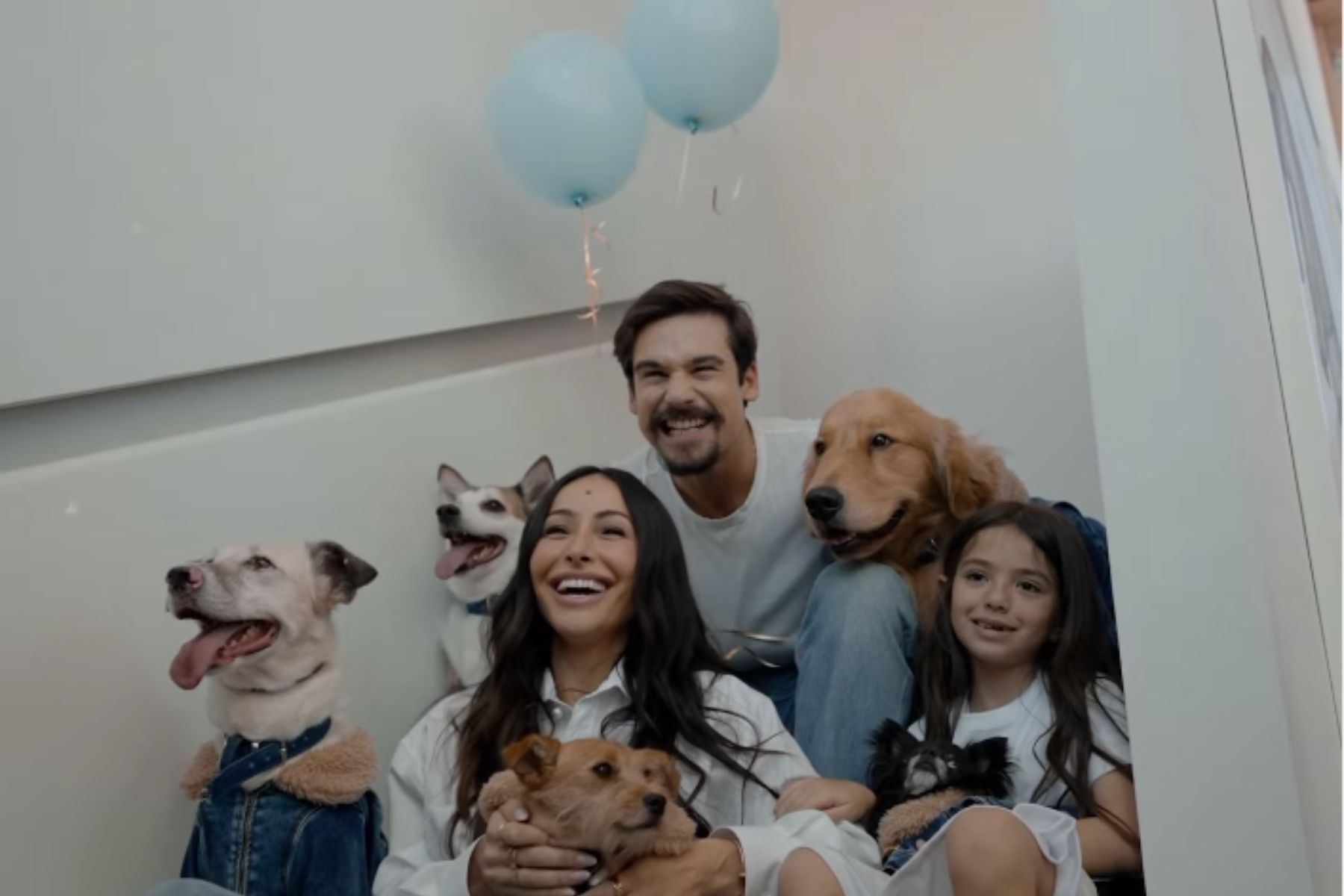 Sabrina Sato e Nicolas Prattes revelam sexo do bebê em festa intimista