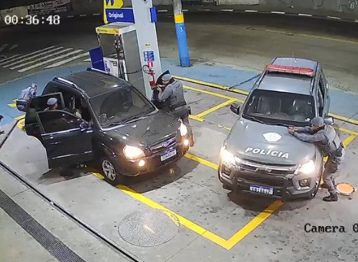 Vídeo: homem mantido refém dentro de carro é resgatado pela PM na Grande São Paulo
