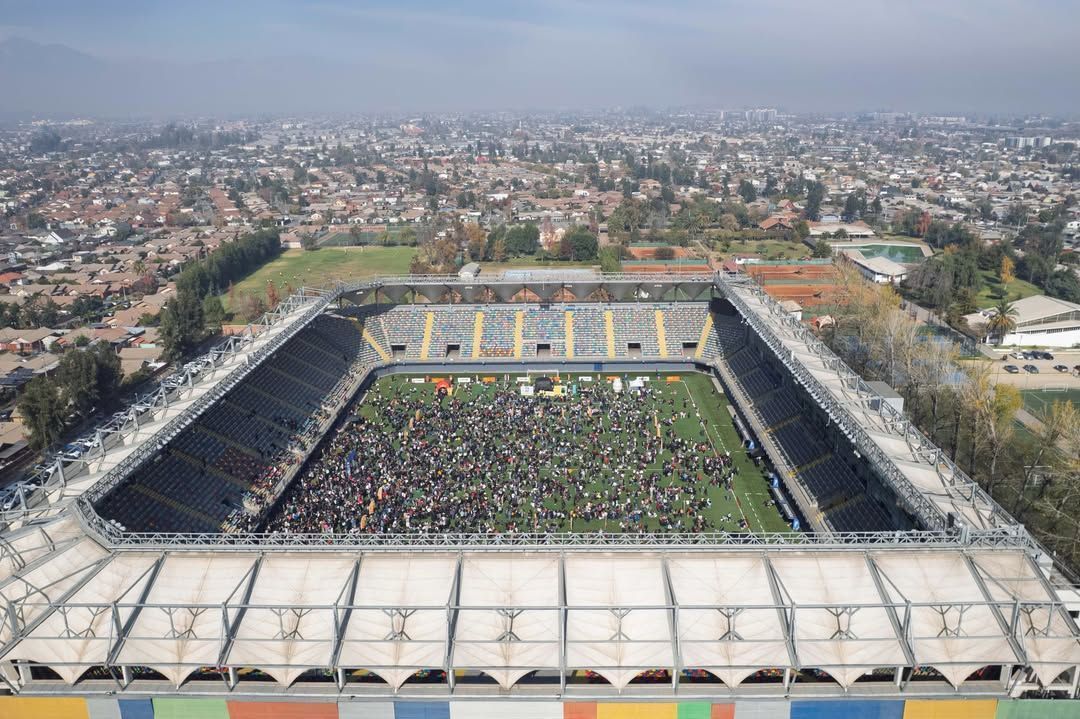 Estádio no Chile é aberto, e campo vira 'praça' para troca de figurinhas da Copa