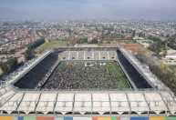 Estádio no Chile é aberto, e campo vira 'praça' para troca de figurinhas da Copa