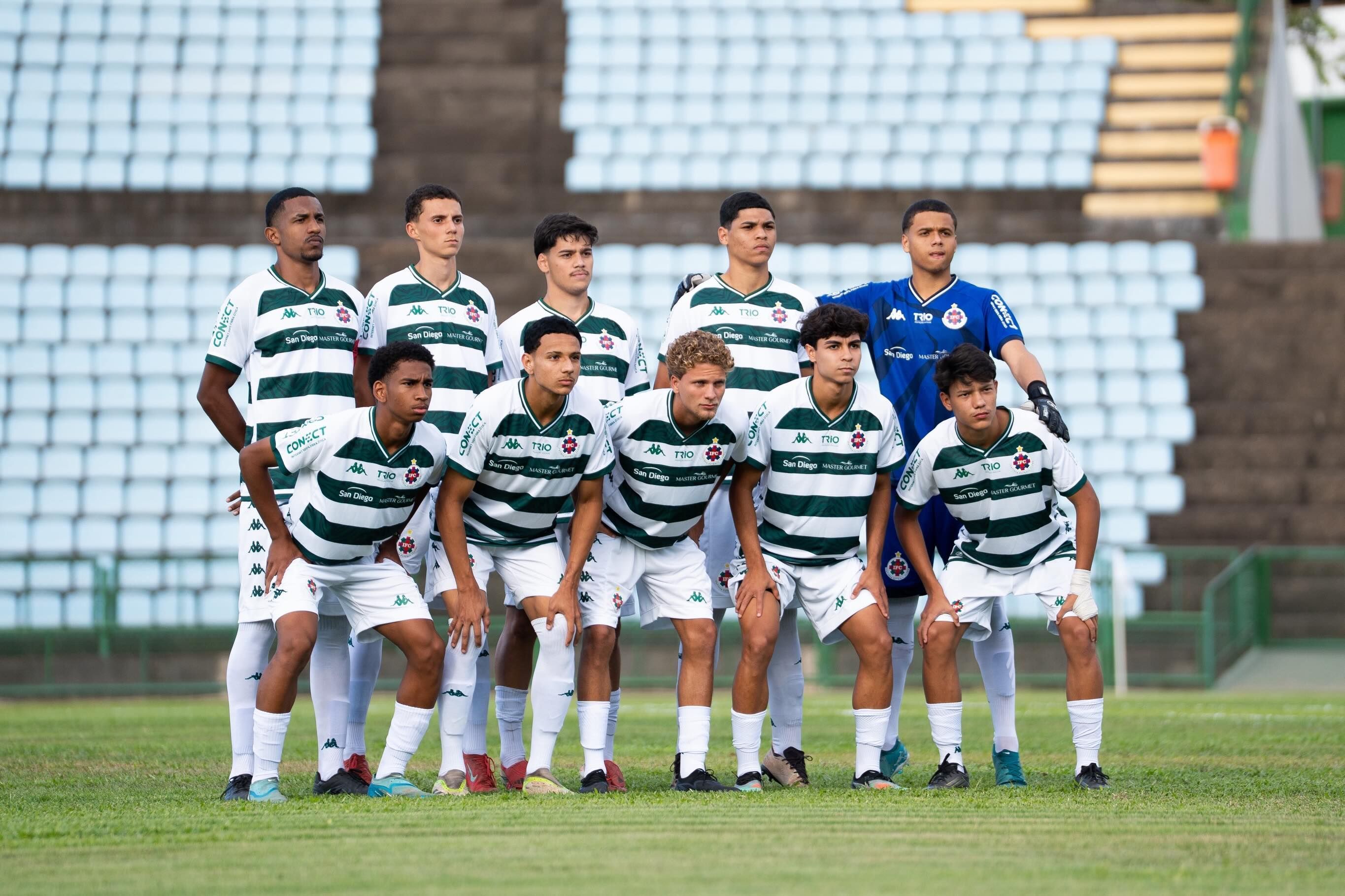 Goleado pelo Villa, Ipatinga amarga rebaixamento à Segunda Divisão do Mineiro