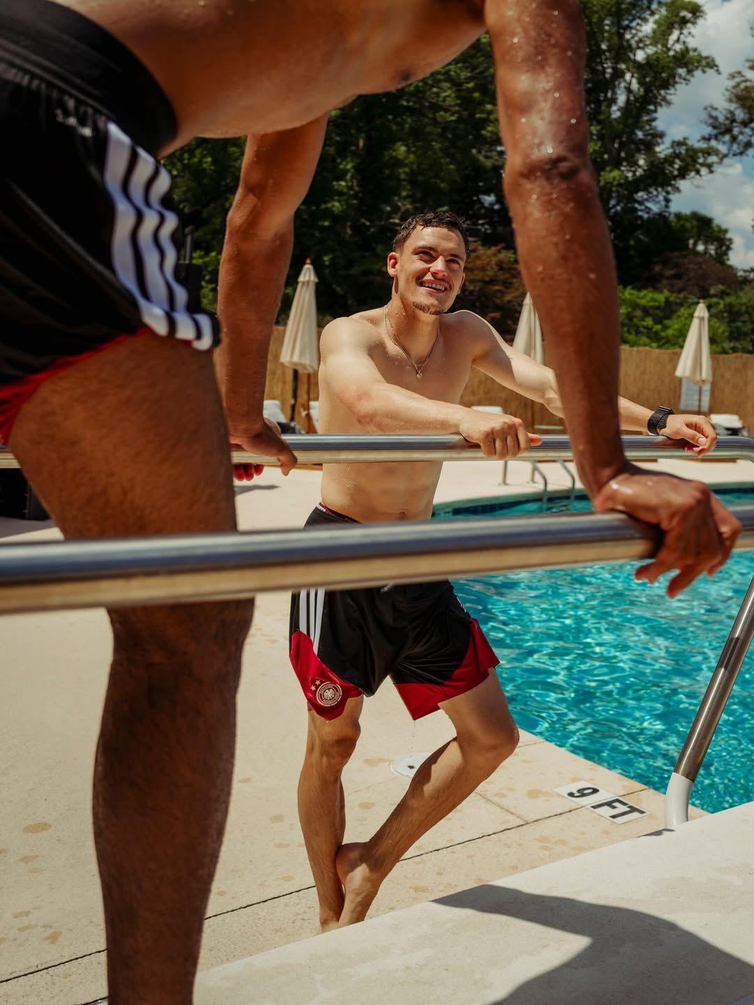 Jogadores da Alemanha se divertem na piscina antes de estreia na Copa; veja