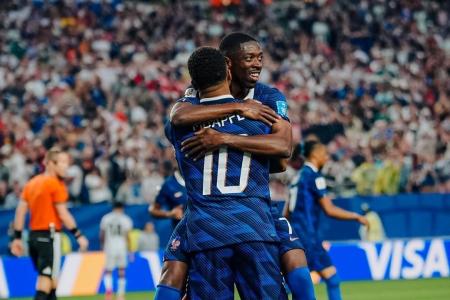 Mbappé comemora segundo gol da França contra o Iraque