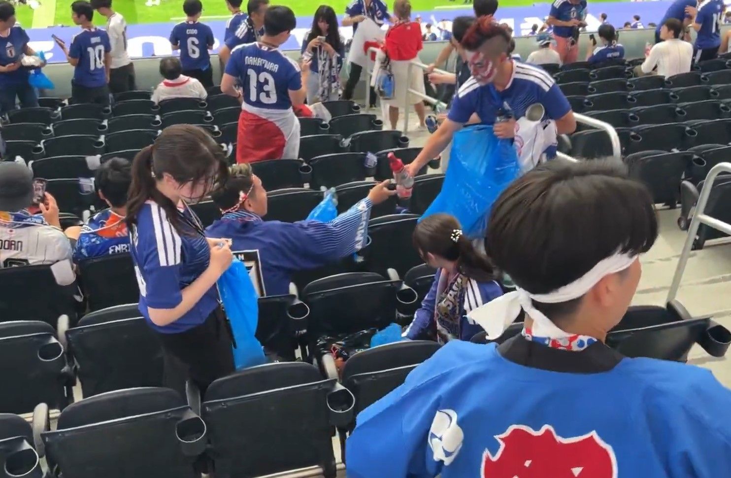 Japoneses voltam a dar show de civilidade e limpam estádio após jogo da Copa