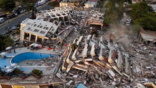 Esta vista aérea mostra edifícios destruídos após dois terremotos em Caraballeda, estado de La Guaira, Venezuela.