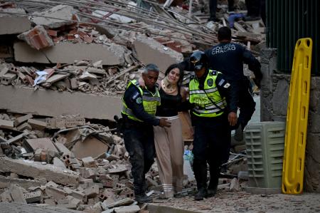 Policiais municipais evacuam uma vítima ferida de um prédio que desabou após um terremoto em Caracas,