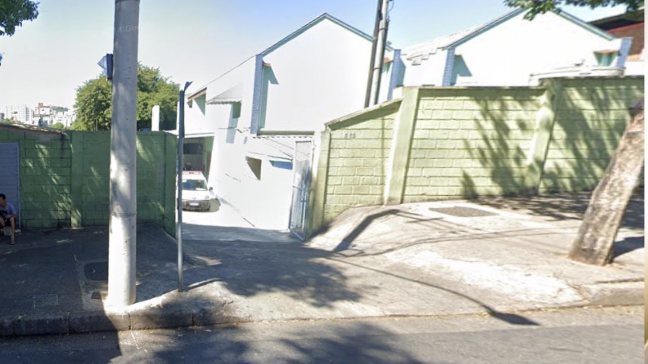 Homem é baleado por guarda municipal após invadir UPA com facas em BH