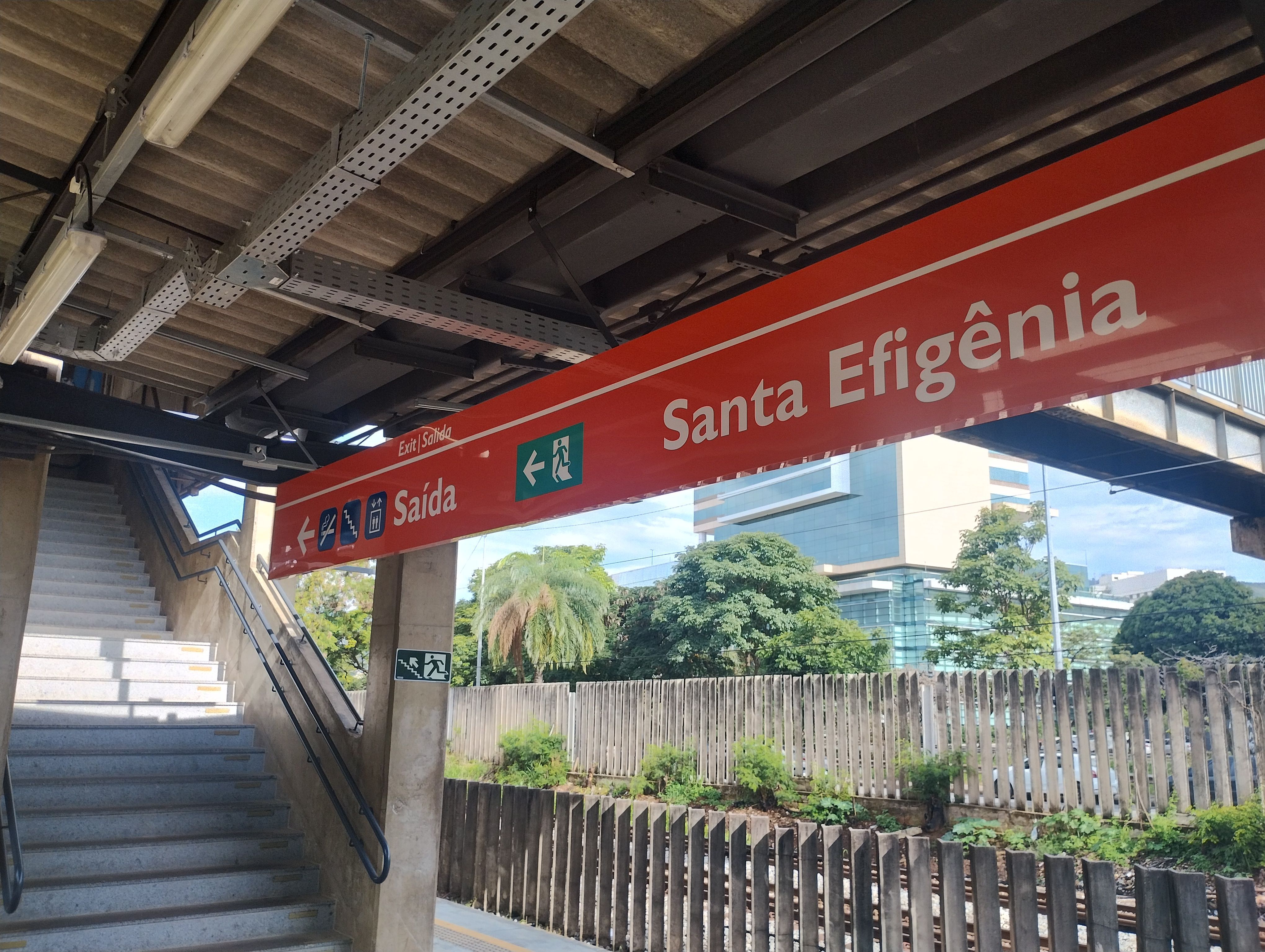 Jovem é agredido por homens em estação de metrô em BH