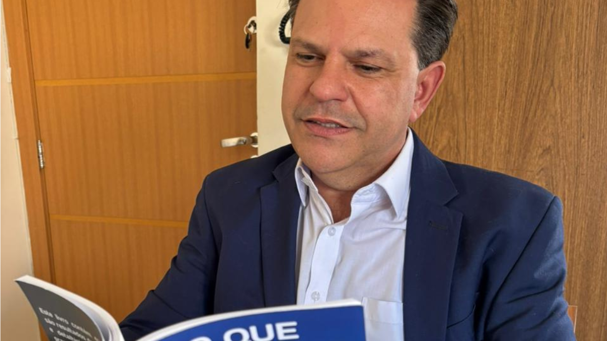 Mineiro lança coletânea de crônicas e resgata tradição literária herdada do pai, Rogério Perez
