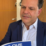 Mineiro lança coletânea de crônicas e resgata tradição literária herdada do pai, Rogério Perez