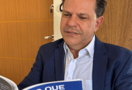 Mineiro lança coletânea de crônicas e resgata tradição literária herdada do pai, Rogério Perez