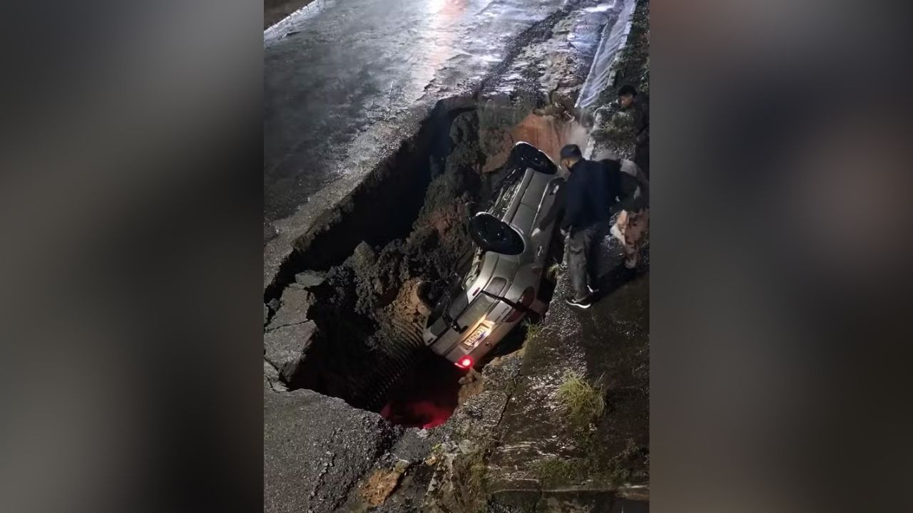 Vídeo: carro é engolido por cratera após forte chuva na Grande SP