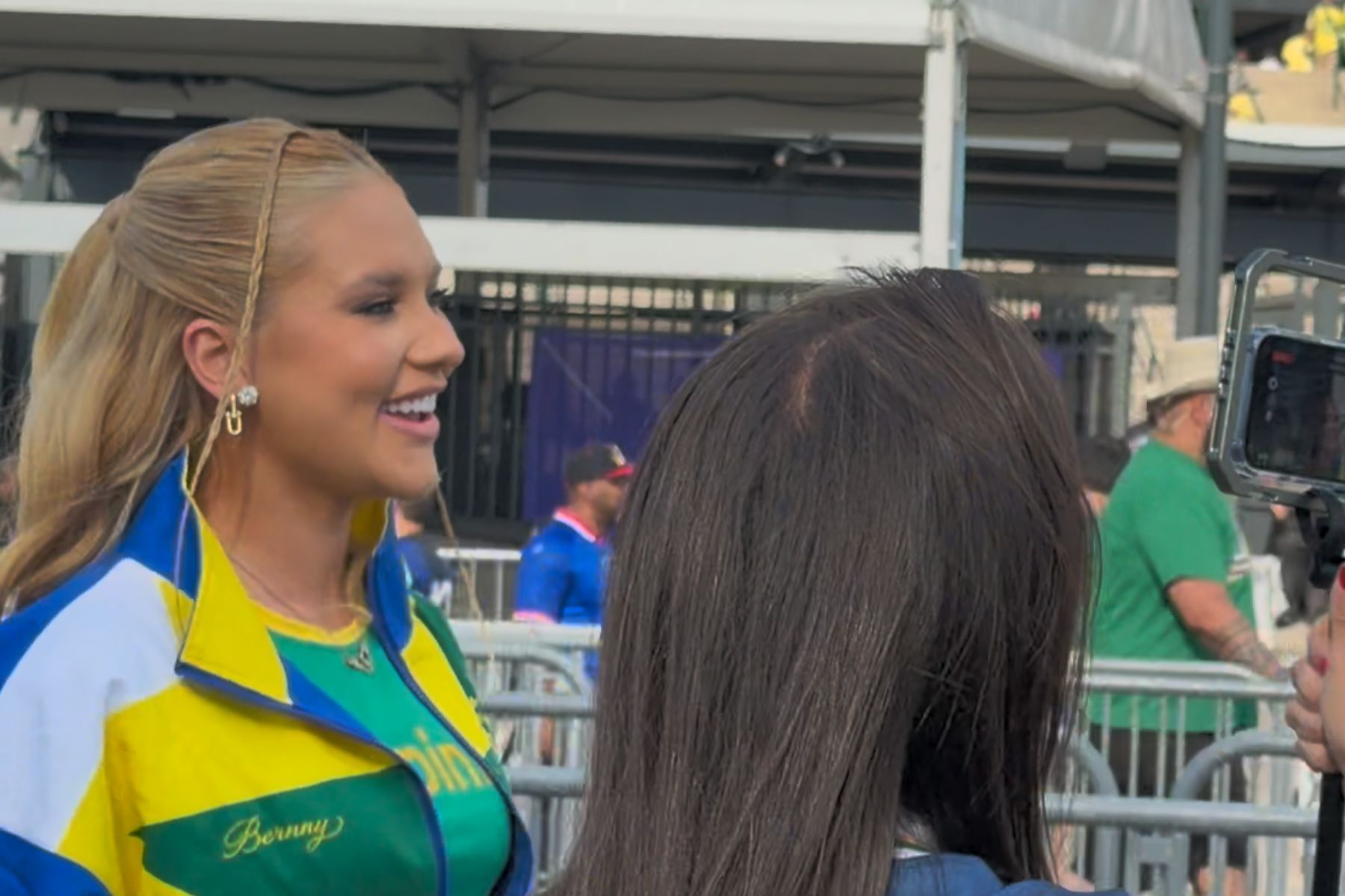 Virginia marca presença em Brasil x Haiti e tem entrada 'apressada' ao estádio
