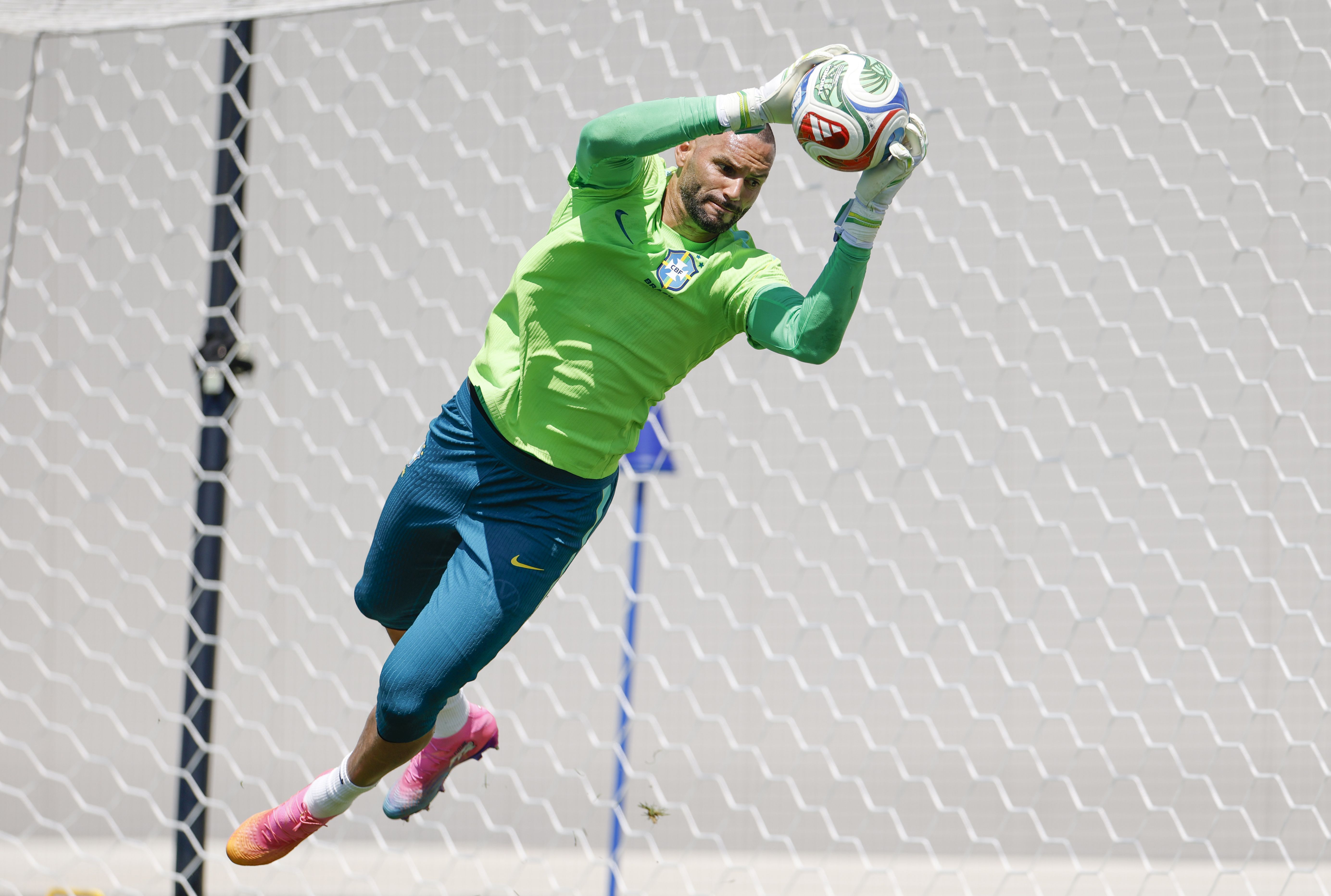 Taffarel explica escolha por Weverton na Seleção e revela nomes que estavam ‘na briga’