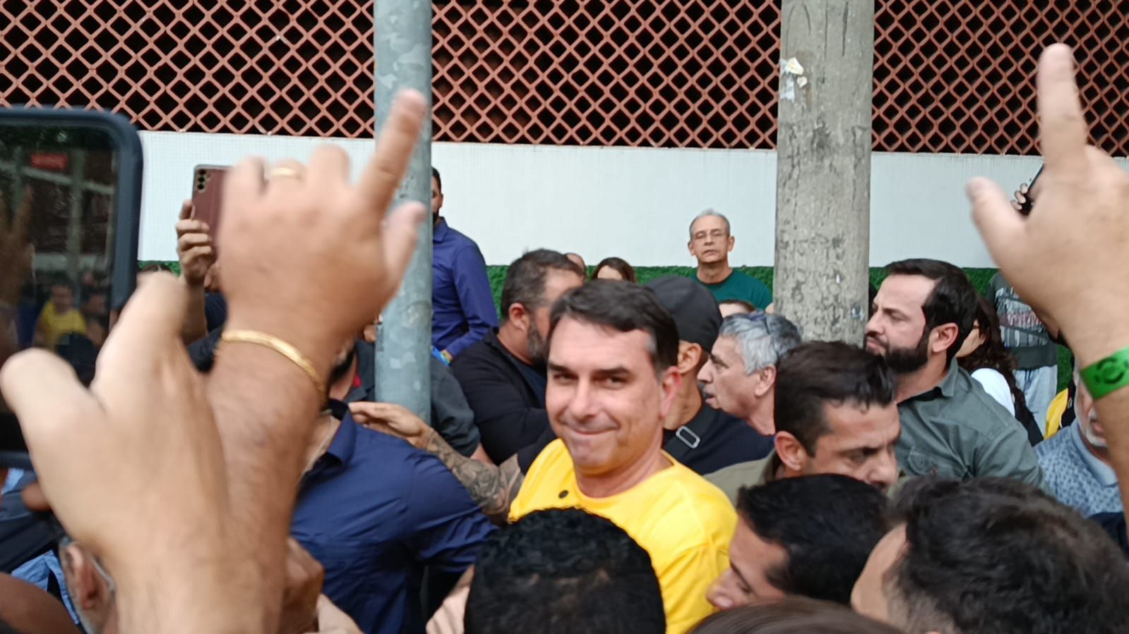Flávio Bolsonaro inaugura pré-campanha em BH e visita o Mercado Central