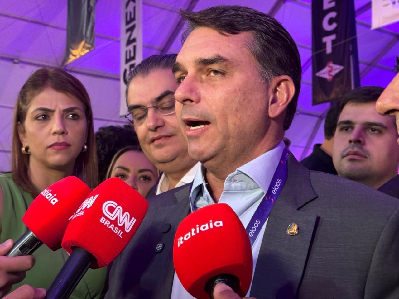 Flávio comenta episódio 'Dark Horse' e ataca governo Lula: 'Cortina de fumaça'