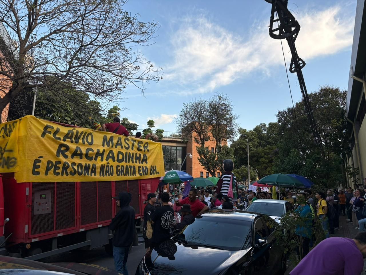 Manifestações de direita e esquerda tomam a Câmara de BH em meio à homenagem a Flávio