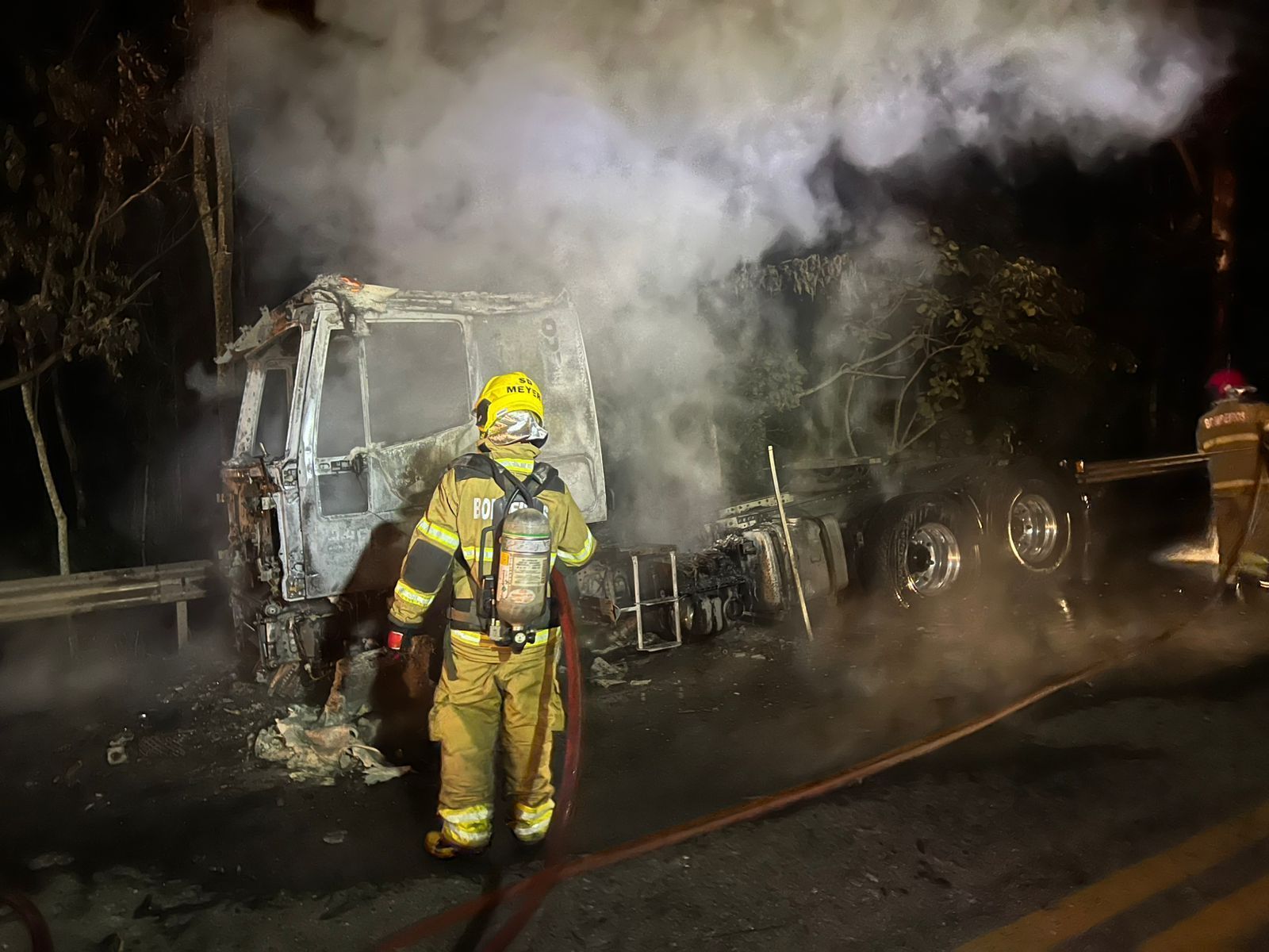 Incêndio em carreta mobiliza Bombeiros em Ressaquinha