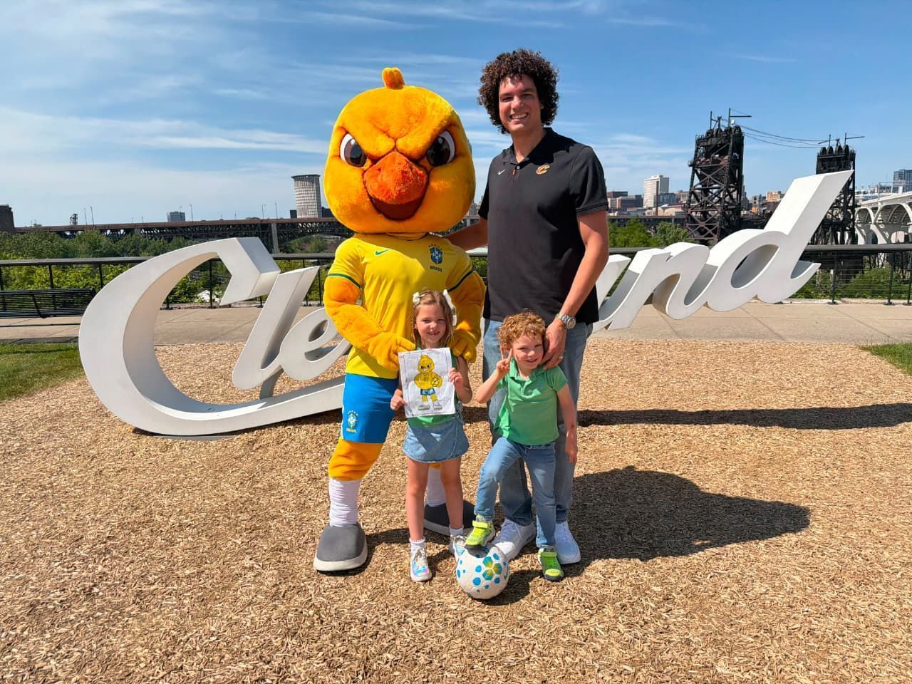 Ídolo do basquete se encontra com mascote do Brasil antes de duelo com o Egito