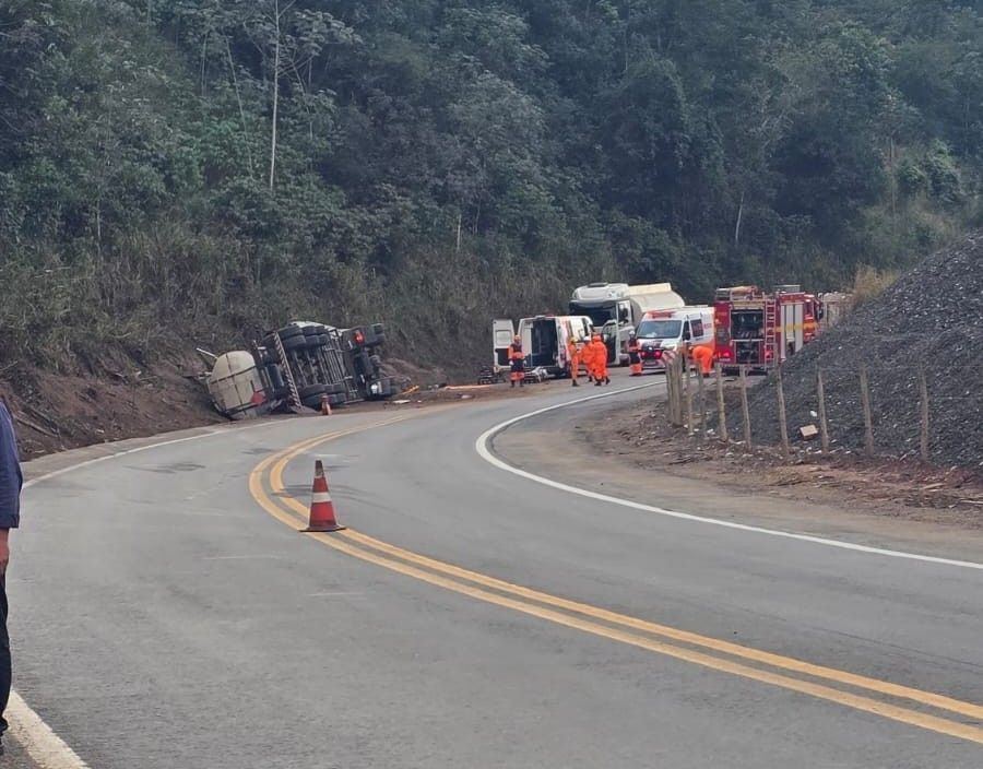 Carreta-tanque com combustível tomba na BR-381 e interdita rodovia em Santana do Paraíso