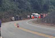 Carreta-tanque com combustível tomba na BR-381 e interdita rodovia em Santana do Paraíso