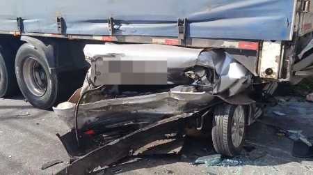 Carro atingiu outros dois veículos