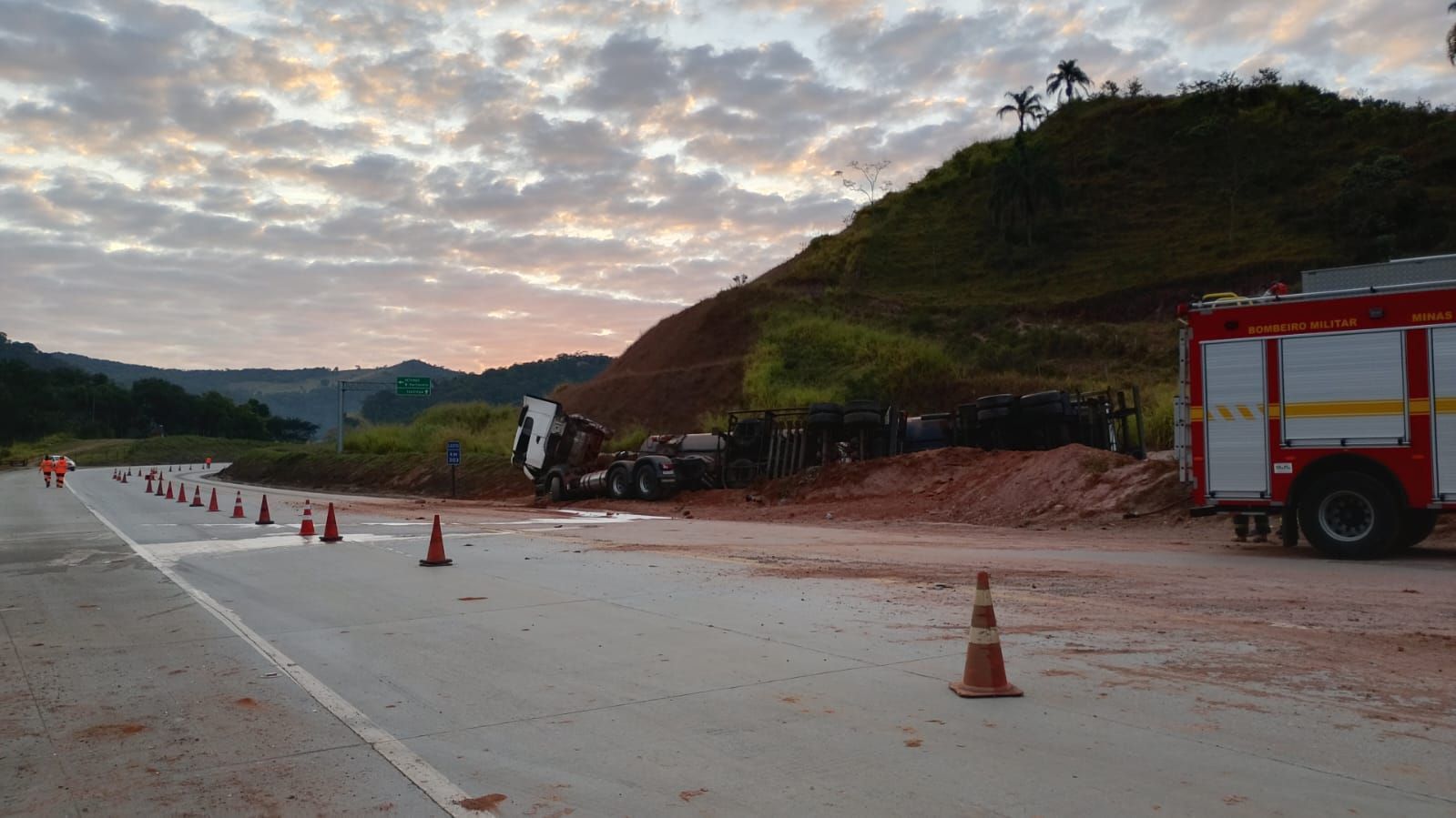Tombamento de carreta com combustível na BR 381 complica o trânsito, agora em Antônio Dias