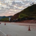 Tombamento de carreta com combustível na BR 381 complica o trânsito, agora em Antônio Dias