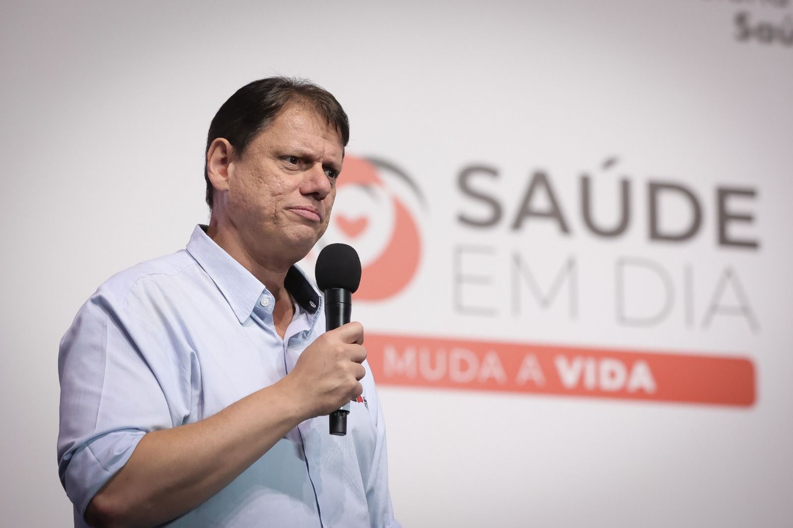 Tarcísio defende vacina da dengue e diz que 'suspensão é por cautela'