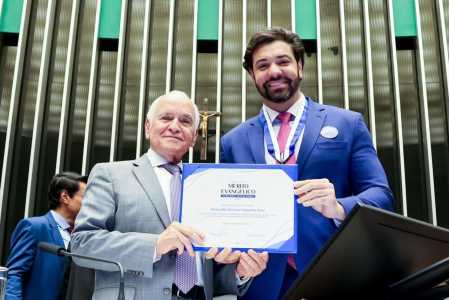 Frente Parlamentar Evangélica entrega medalhas