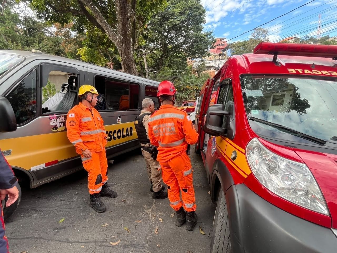 Acidente com van escolar em BH: bombeiros dão detalhes sobre atendimento a cerca de 15 crianças