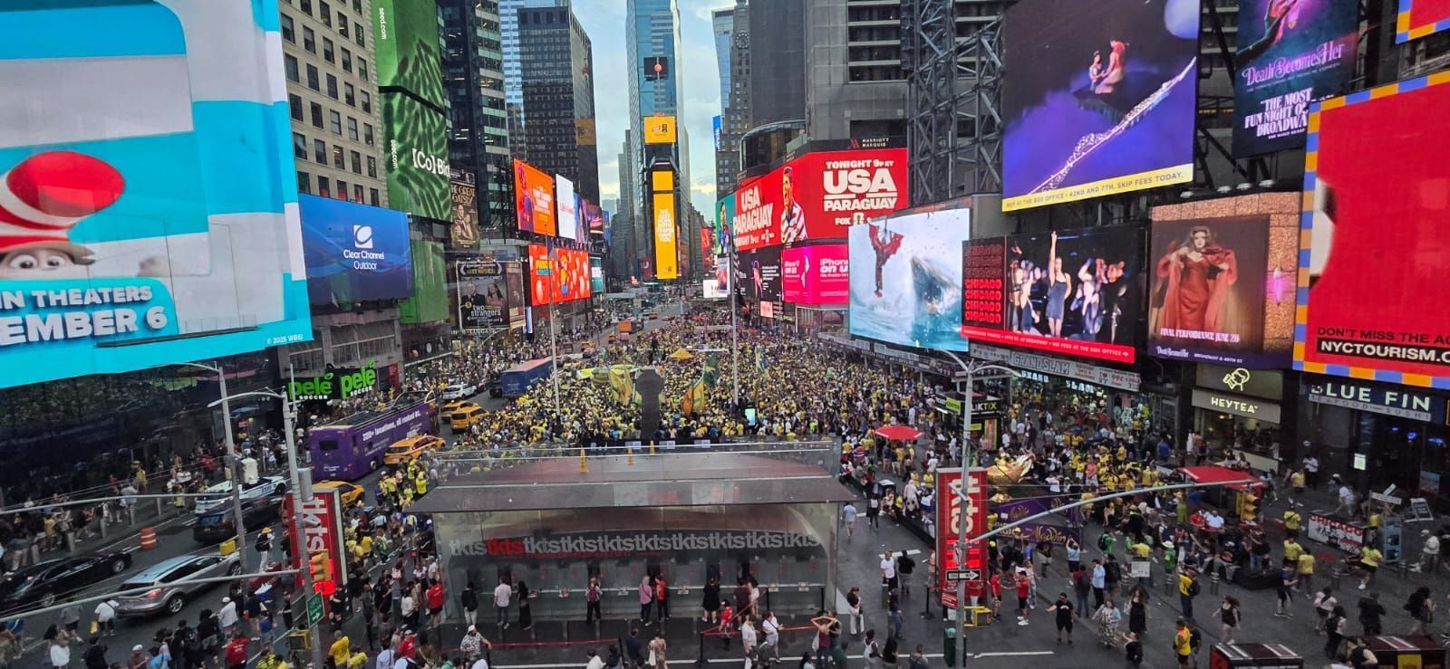 Às vésperas da estreia do Brasil na Copa, torcedores invadem a Times Square, em NY