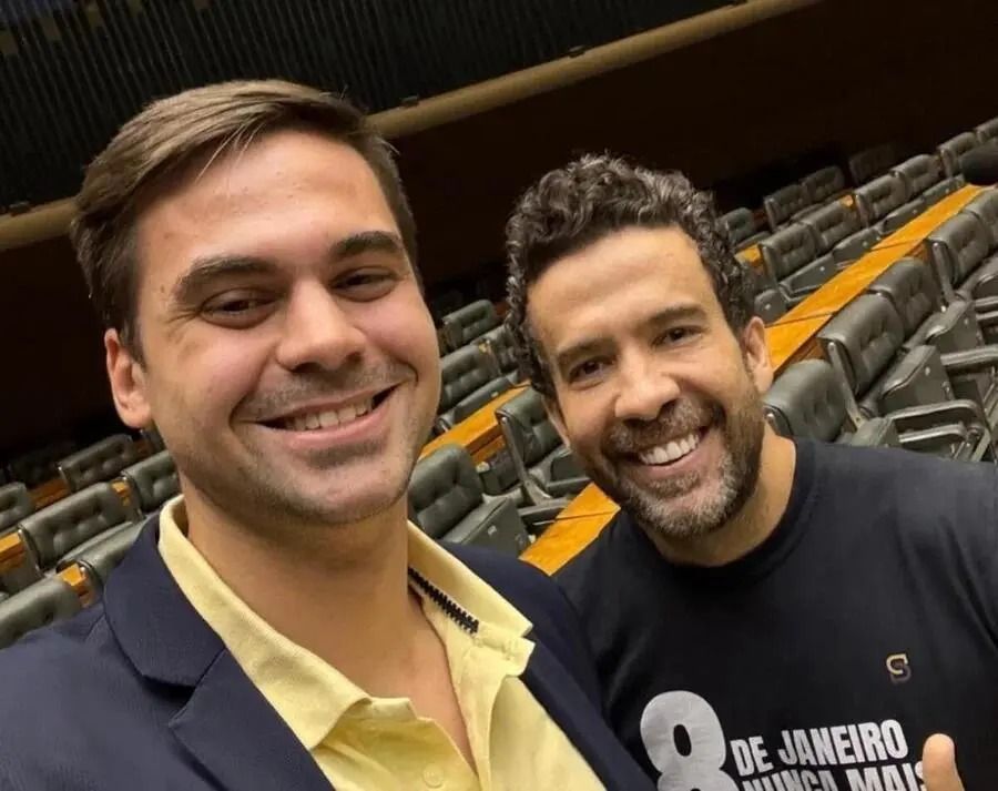 Condomínio onde mora Bolsonaro aciona Justiça após protesto de ex-assessor de Janones