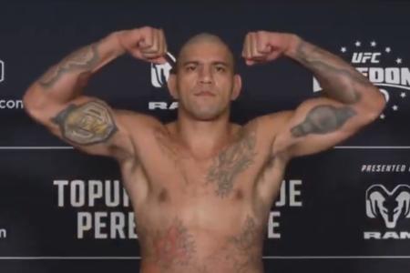 Alex Poatan posa na balança durante a pesagem oficial do UFC Freedom 250