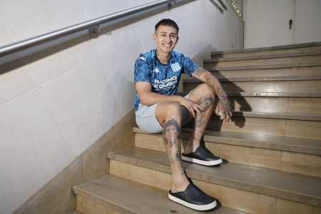 Gabriel Rojas mostra tatuagem de Maradona na perna • Ricardo Pristupluk/Itatiaia - Imagem cedida à Itatiaia pelo La Nacion