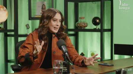 Claudia Raia participou do podcast VidaLonga • Reprodução/YouTube