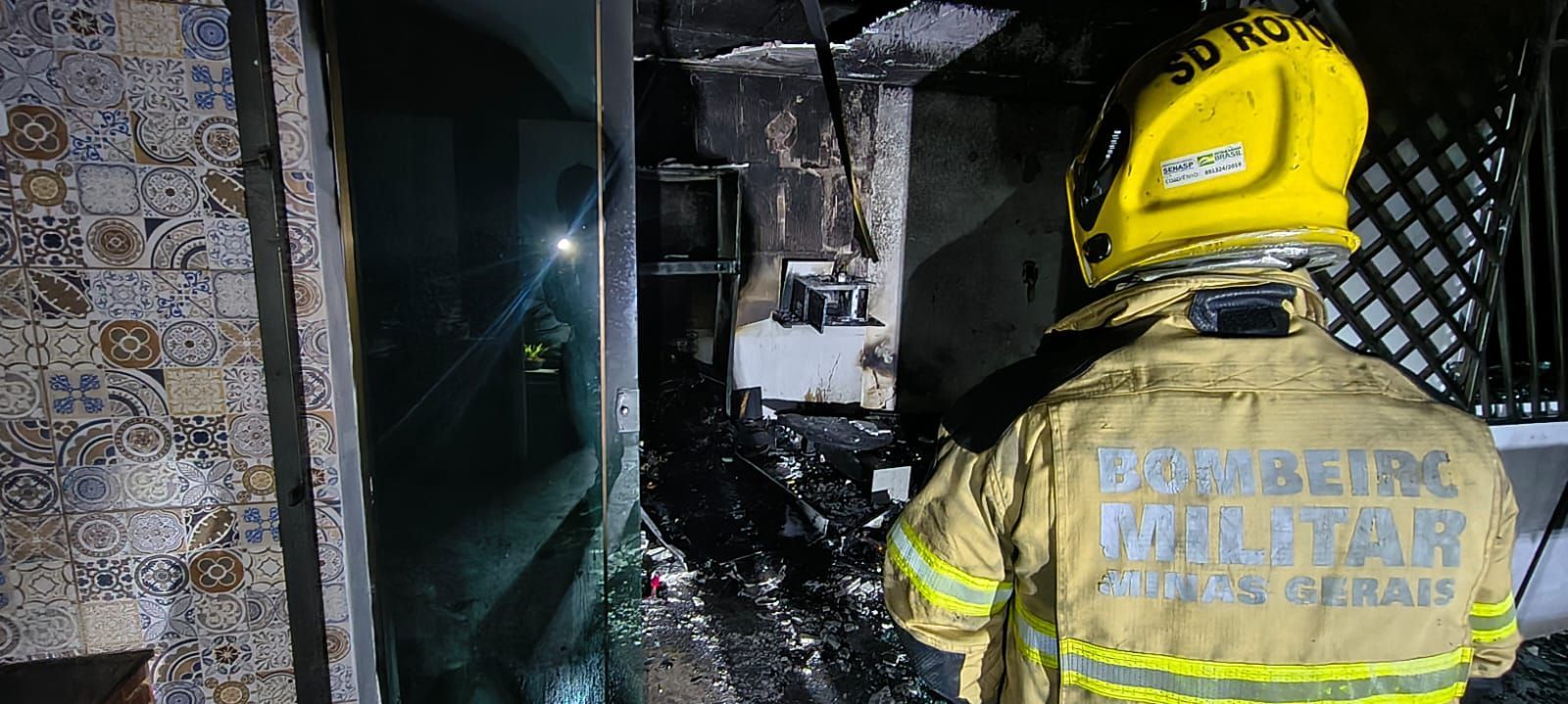 Homem fica gravemente ferido após incêndio atingir residência em Juiz de Fora