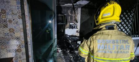 Homem ficou gravemente ferido após incêndio em Juiz de Fora • Corpo de Bombeiros / Divulgação