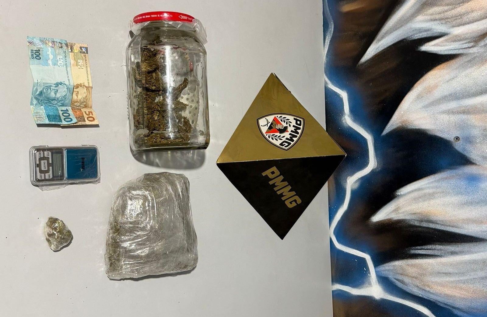 Maconha, dinheiro, balança de precisão e um preso em Santana do Paraíso