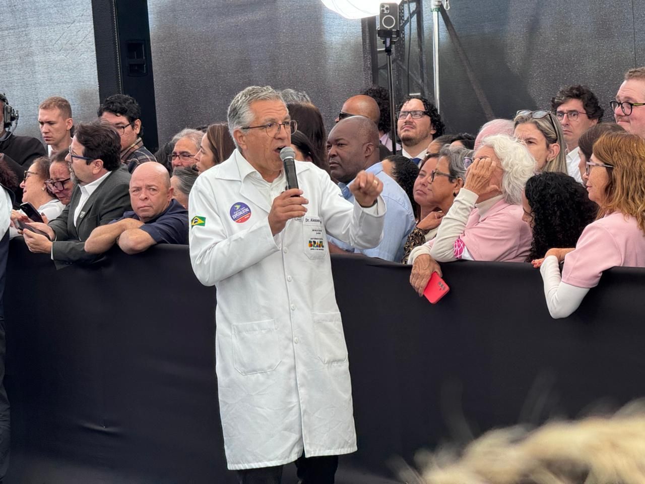 'Lula não se preocupava se o governador de Minas comia banana com casca', diz Padilha
