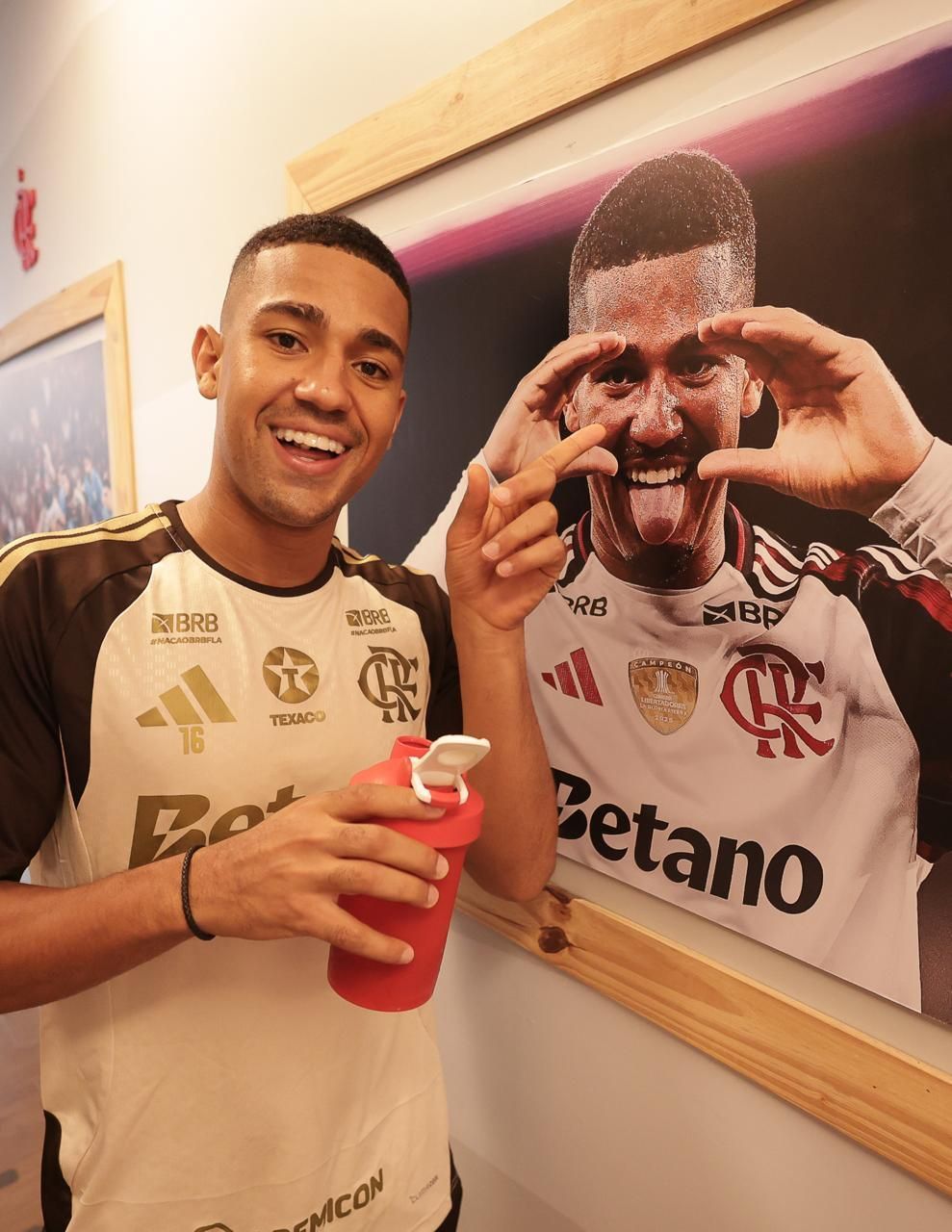 Premiado no Flamengo, Samuel Lino celebra boa fase na equipe